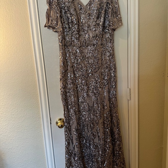 Evening gown - Picture 1 of 3